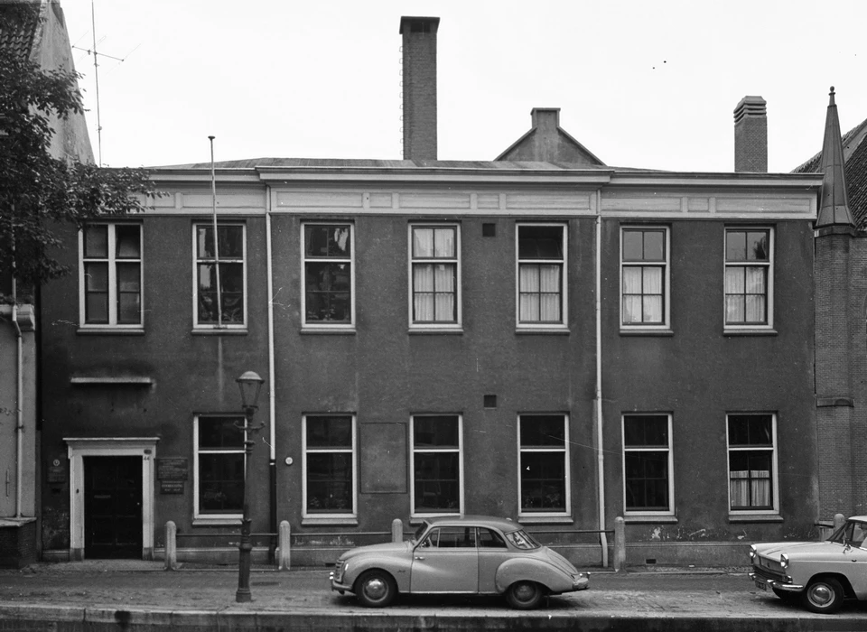 Groenburgwal 44 voormalig toegangsgebouw Staalhof en Zijdehal met de verminkte en gepleisterde gevel 1967