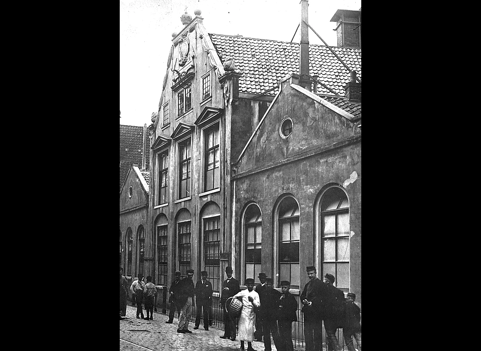 Staalstraat 7 de aanbouwen links en rechts van de Saaihal zijn nog gelijk met gepleisterde gevels (circa.1885)