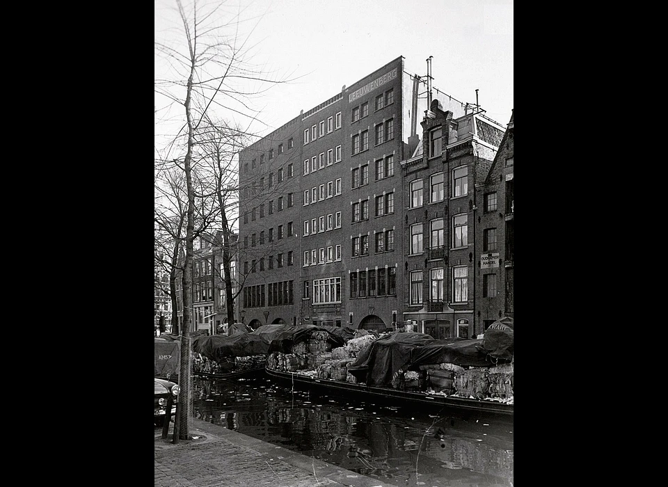 Groenburgwal 1-17, na 1950 worden 7-9 afgebroken en herbouwd tot pakhuizen (1956)