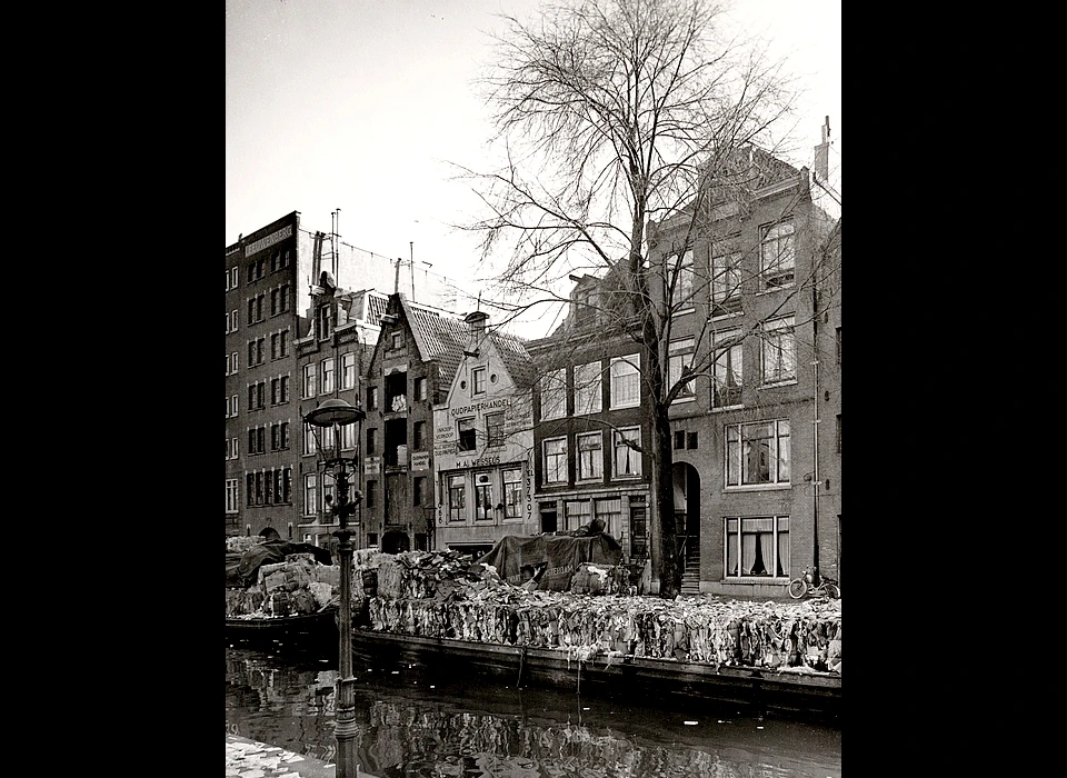 Groenburgwal 11-23 (ca.1956) 17-19 Oudpapierhandel M.A.Wessels. Op de voorgrond dekschuiten met oud papier