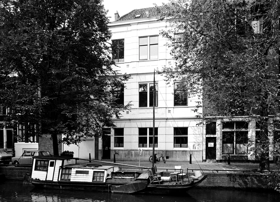 Groenburgwal 14-16 (1974) 16 een voormalig kantoor uit 1872 door architect G.B.Salm, achter de boom de open ruimte na afbraak van nummer 18.
