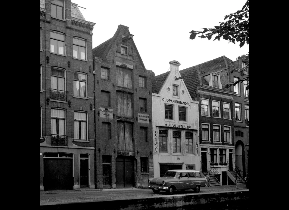 Groenburgwal 17-21 De oudpapierhandel van Wessels is al grotendeels verhuisd. (1960)