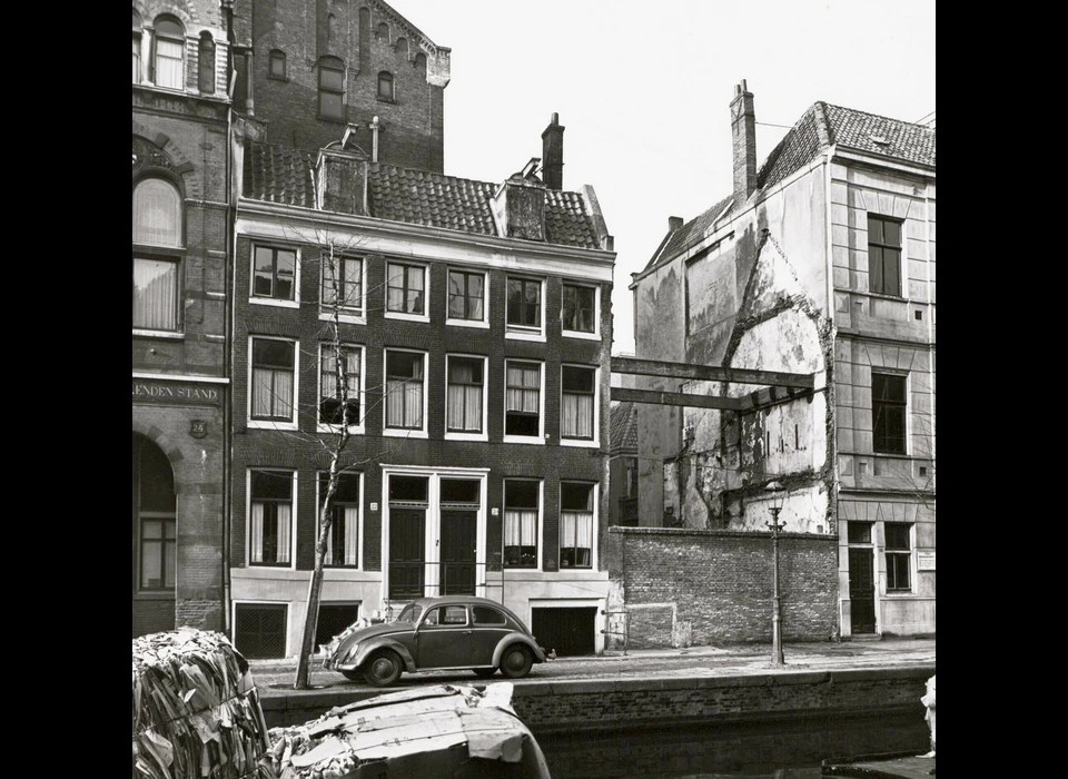 Groenburgwal 18-22 Nummer 18 is afgebroken. (1956)