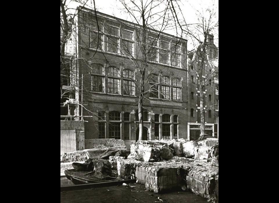 Groenburgwal 28-30, op 30 de St.Vincentius Tusschenschool, voorgrond papierbalen van de fa.Wessels op 17-19 (1956)