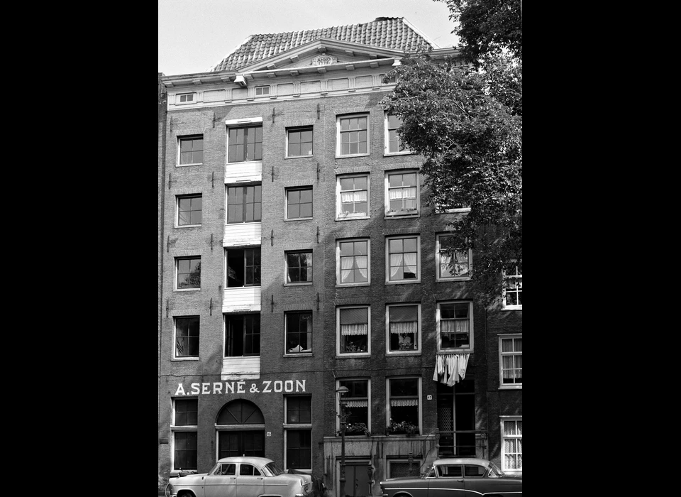 Groenburgwal 45-47 pakhuis en woonhuis uit 1775 gekoppeld onder rechte kroonlijst (1961)