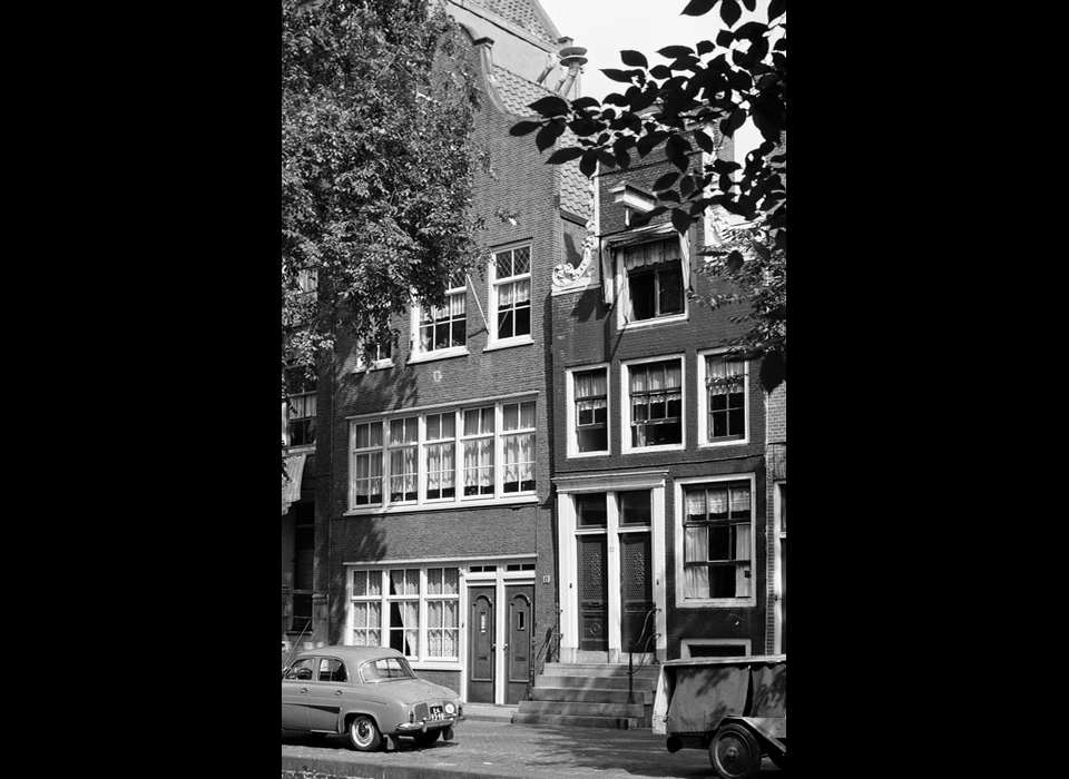 Groenburgwal 49-51, 51 halsgevel van ongeveer 1700 (1961)