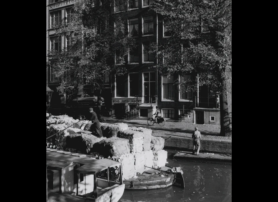 Groenburgwal 65-71 ondanks dat Remington in 1935 verhuist staat de naam jaren later nog in de gevel van 65 (ca.1960)