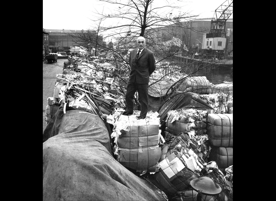 Motorkade 4-5 Hr.Wessels op zijn papierbalen, er is overschot van 8000 ton oud papier (1961)