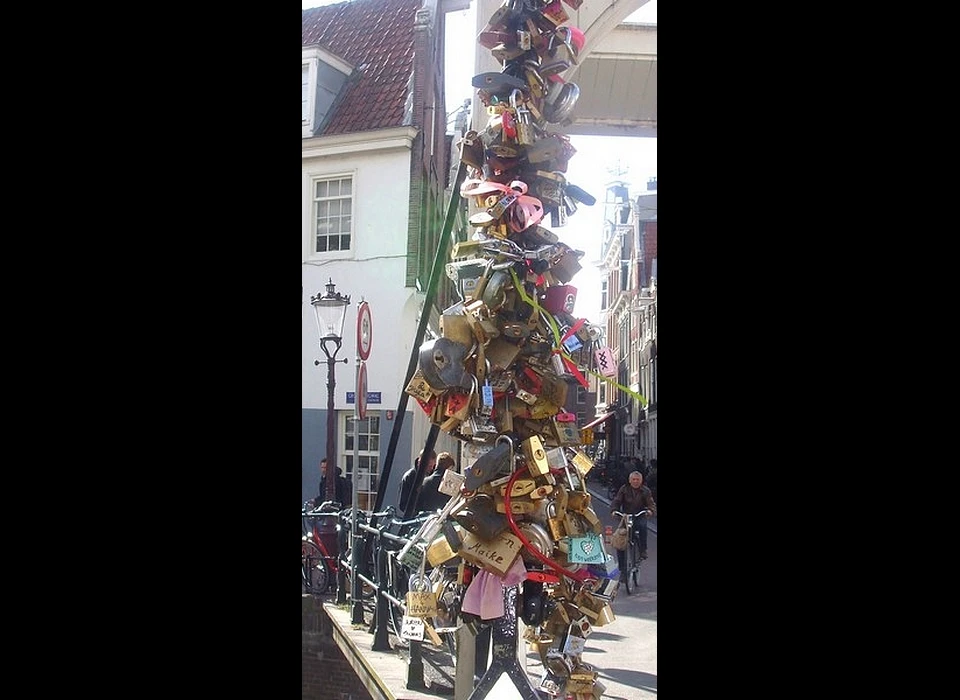 Groenburgwal Staalmeestersbrug met liefdesslotjes (2007)