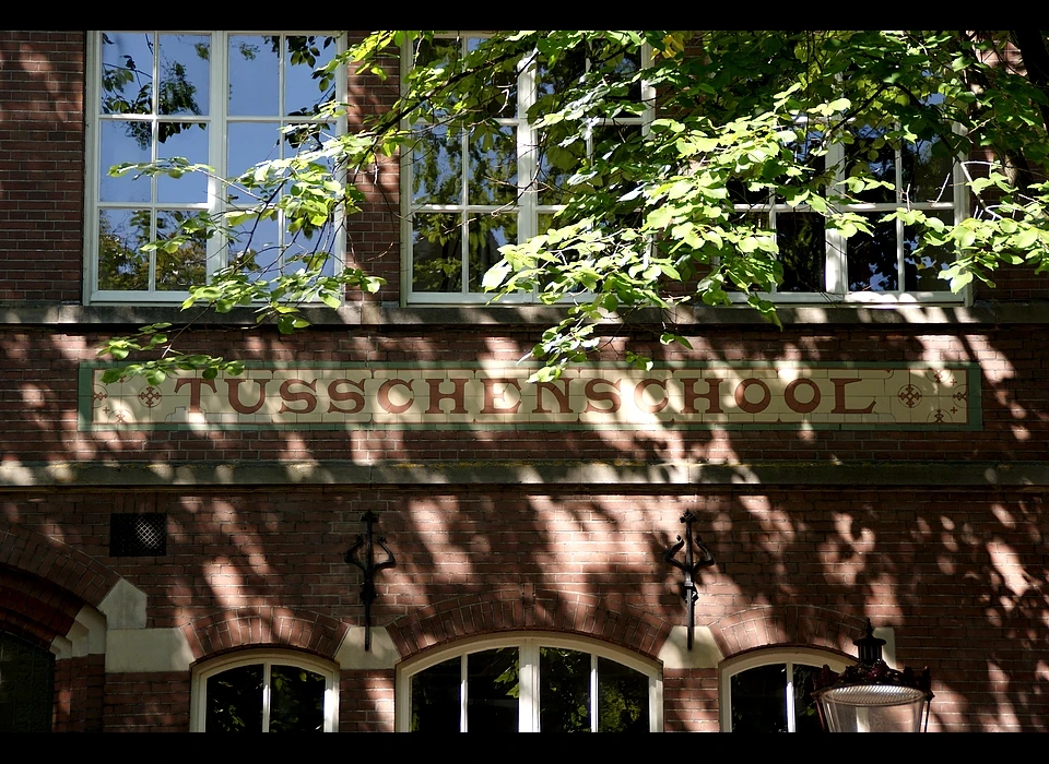 Groenburgwal 30 tegeltableau Tusschenschool (2022)