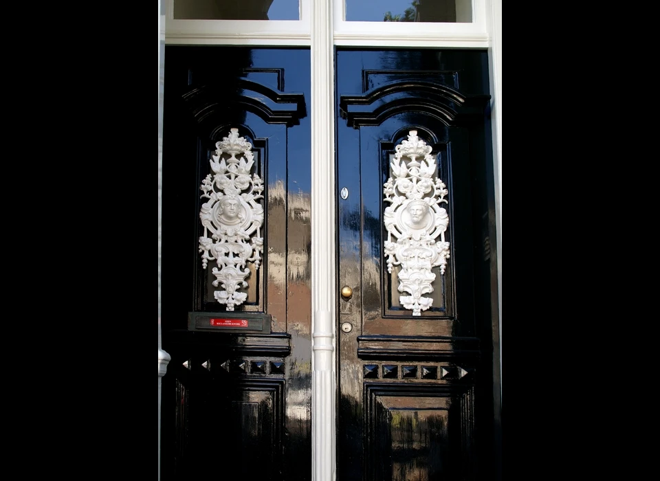 Groenburgwal 61 detail deur in portiek, deurroosters (2022)