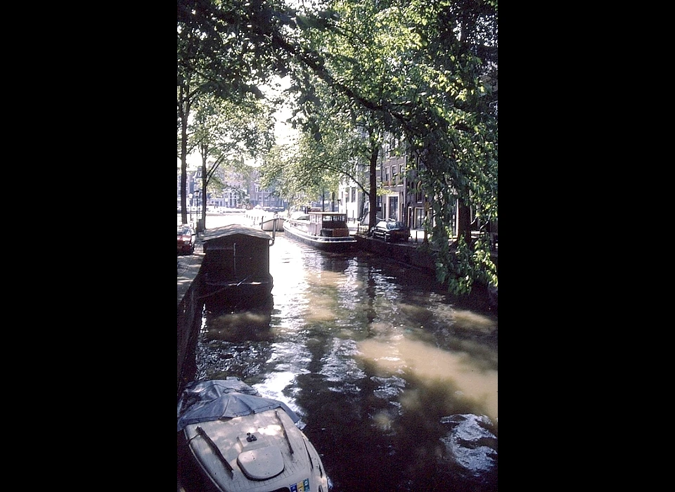 Groenburgwal gezien vanaf Staalstraat naar Amstel (1991)
