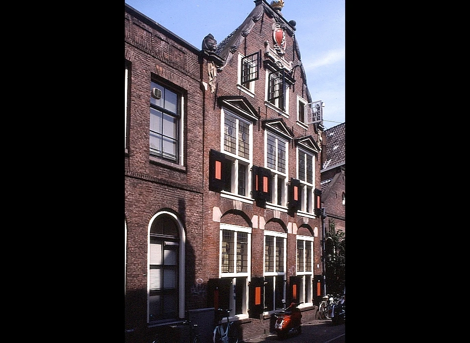 Staalstraat 7 in de bovenlichten van de ramen zijn glas-in-lood vensters geplaatst met de geschiedenis van de Saaihal (1990)