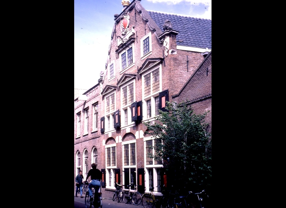 Staalstraat 7 in de bovenlichten van de ramen zijn glas-in-lood vensters geplaatst met de geschiedenis van de Saaihal (1999)