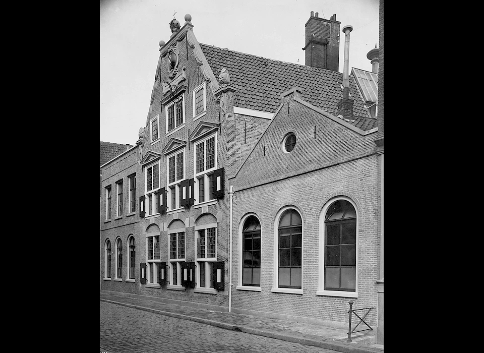 Staalstraat 7 de Saaihal is vrijgemaakt van het pleisterwerk en de ramen zijn weer kruiskozijnen met luiken opvallend is het nog altijd ontbreken van deuren in de aanbouwen (circa.1925)