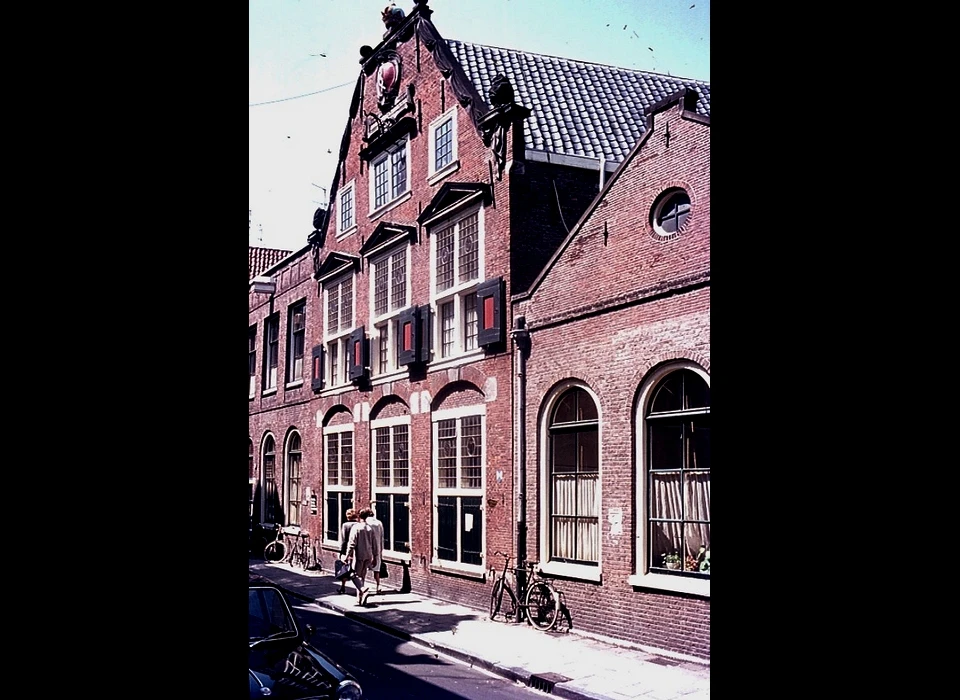Staalstraat 7 in de bovenlichten van de ramen zijn glas-in-lood vensters geplaatst met de geschiedenis van de Saaihal (1969)