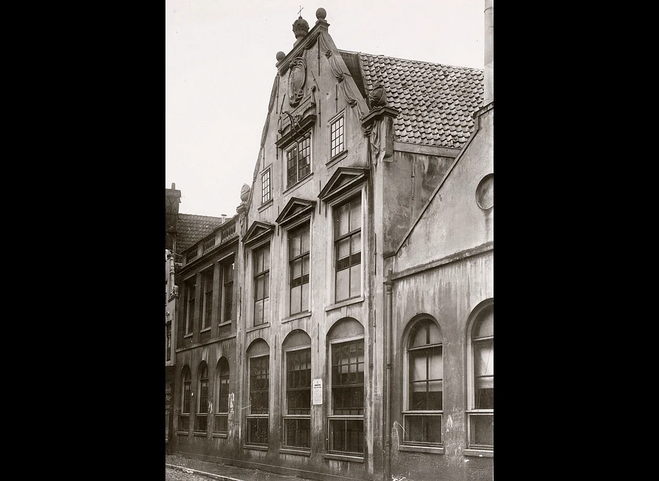 Staalstraat 7 de aanbouw links van de Saaihal heeft inmiddels een eerste verdieping gekregen (1900)