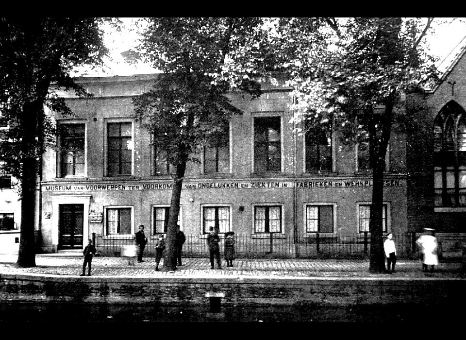 Groenburgwal 44 voormalige Zijdehal, omstreeks 1900 'Museum van Voorwerpen ter Voorkoming van Ongelukken en Ziekten in Fabrieken en Werkplaatsen, de voorloper van het latere Veiligheidsinstituut' (1893)