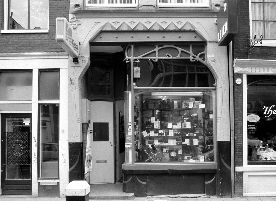 Haarlemmerdijk 43 entree etalage, toegangsdeuren vernield (1991)