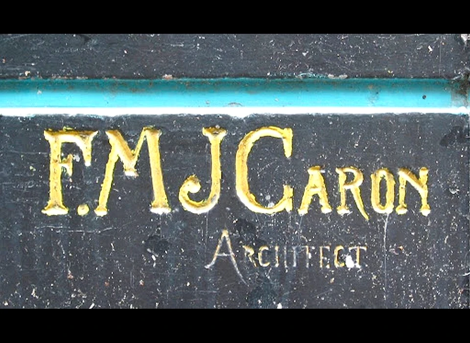 Haarlemmerdijk 37 naam van architect Caron in de gevel onder de etalage (2012)