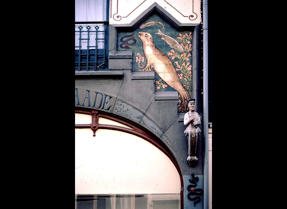 Haarlemmerdijk 39 tegeltableau vissen, visserman en palingen als muurankers (1985)