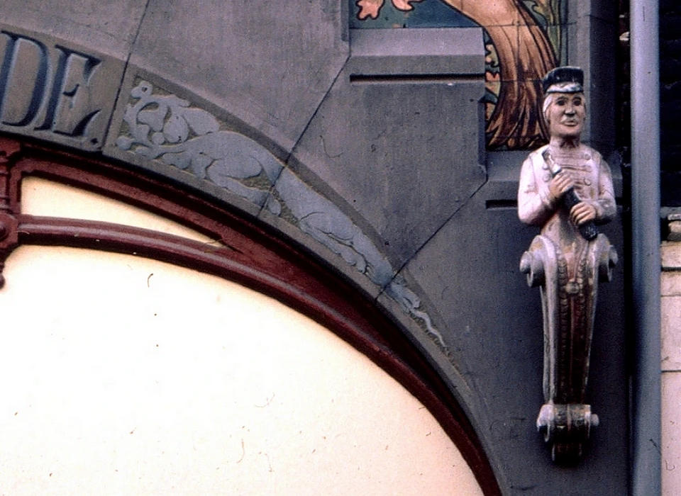 Haarlemmerdijk 39 beeldje vissersman en draak in boog (1985)