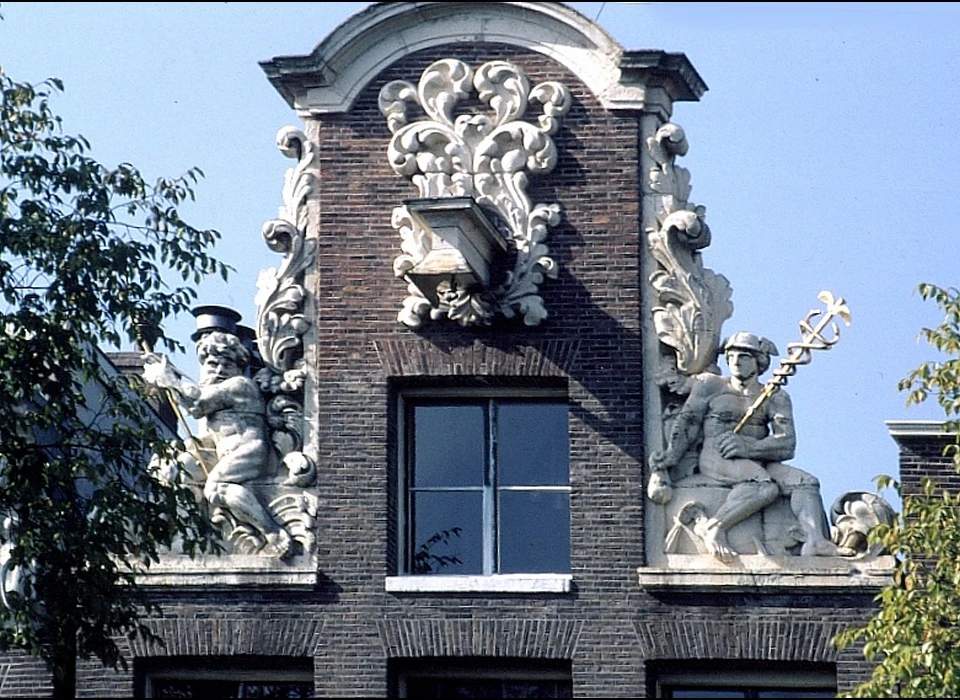 Singel 326 halsgevel klauwstuk Neptunes Mercurius ca.1700 (1960)