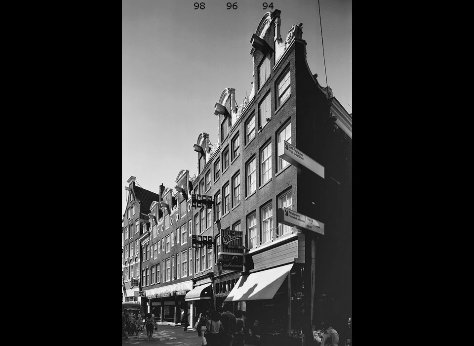 Kalverstraat 94-98 klauwstukken met verstrakte Lodewijk XV-ornamenten 1771 (1975)