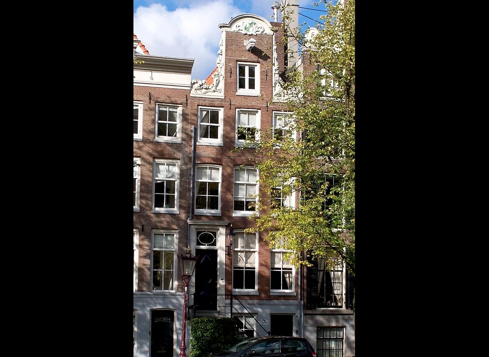 Prinsengracht 849 18de-eeuwse halsgevel klauwstukken met doorboord bloemmotief 1701 (2015)