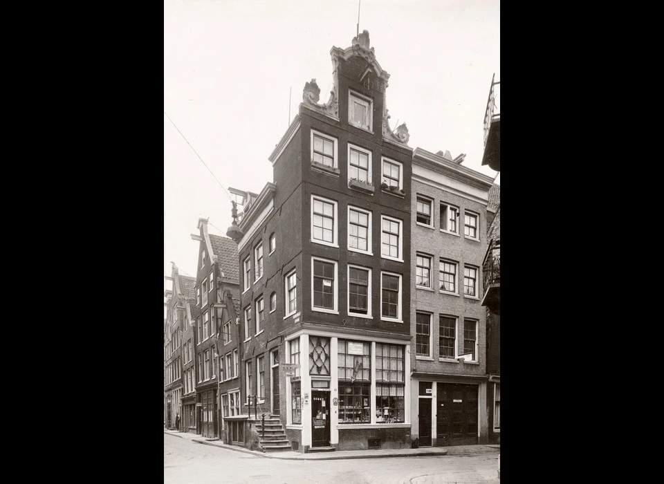 Roomolenstraat 11 18de-eeuwse halsgevel in Lodewijk XV-stijl ca.1760 (1936)