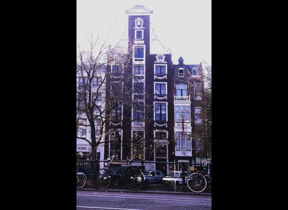 Singel 460 Huis Odeon/Nurnberg verhoogde pilaster-halsgevel 1662 architect Ph.Vingboons