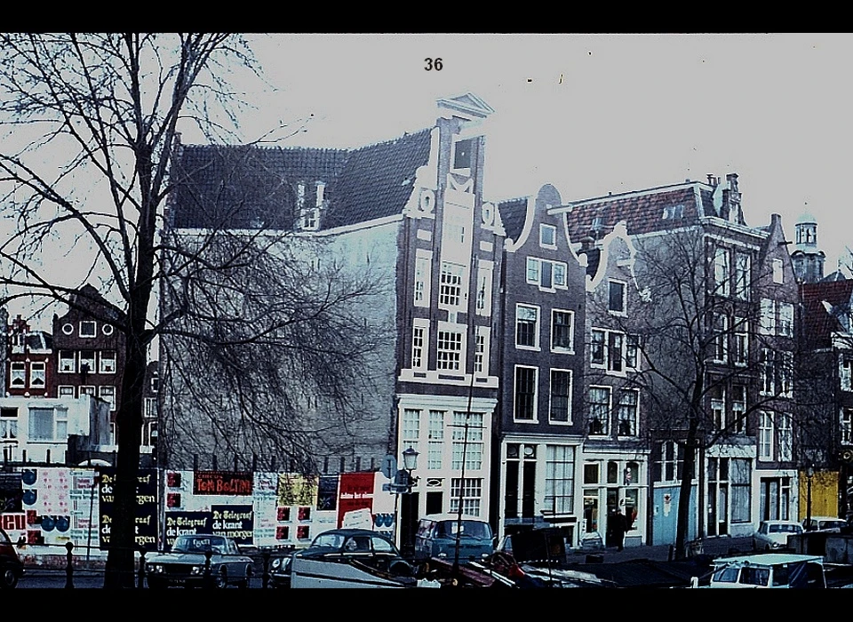 Prinsengracht 36 verhoogde halsgevels met pilasters 1650 (1973)