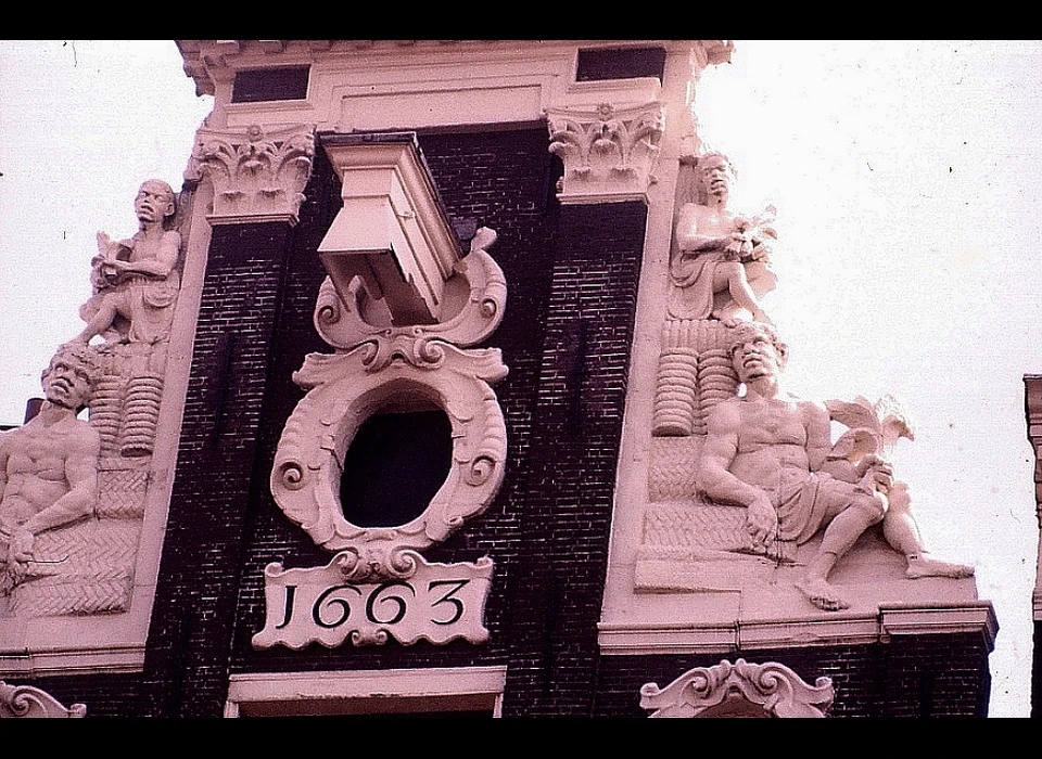 Oudezijds Voorburgwal 187 halsgevel klauwstuk neger 1663 (1976)