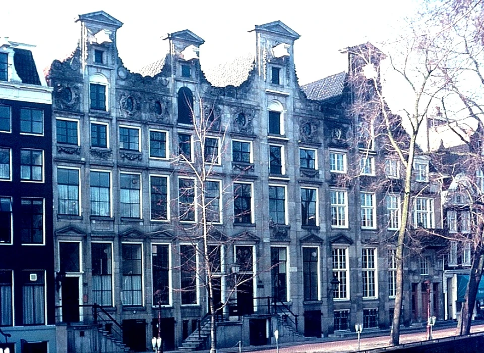 Herengracht 364-370 Huis het Cromhout verhoogde pilaster-halsgevel 1660/1662 architect Ph.Vingboons (1975)