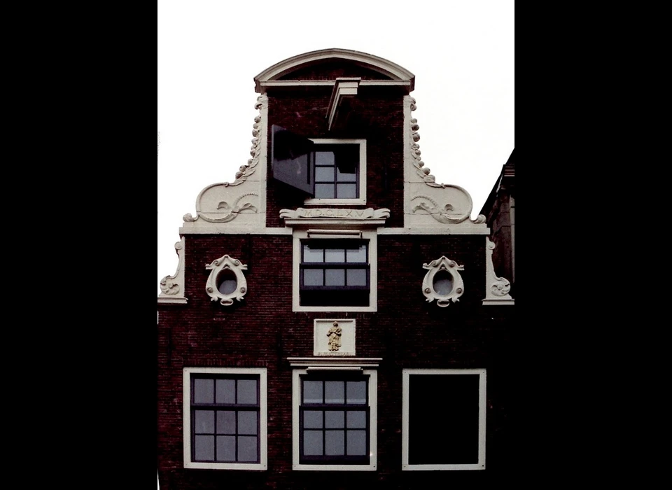 Spuistraat 90 verhoogde halsgevels zonder pilasters 1665 (2007)