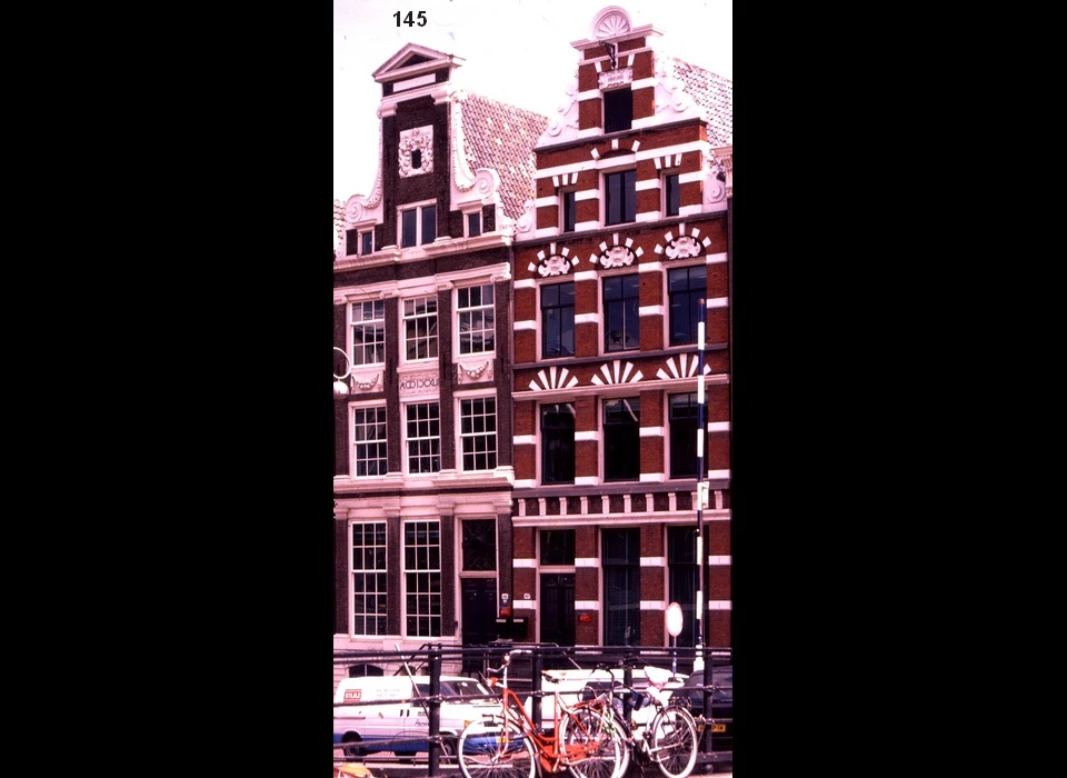 Oude Turfmarkt 145 verhoogde pilaster-halsgevel 1642 architect Ph.Vingboons (1979)
