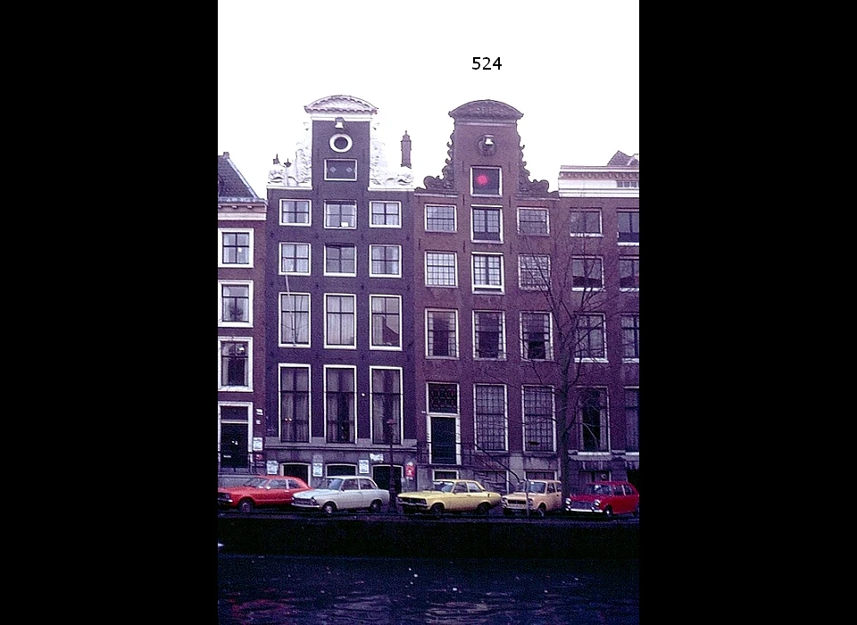 Herengracht 524 18de-eeuwse halsgevel klauwstukken met doorboord bloemmotief ca.1700 (1975)