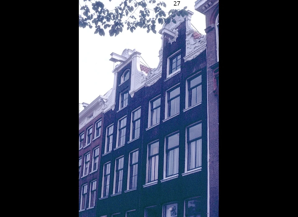 Prinsengracht 27 halsgevel met gedeelde klauwstukken 1740 (1986)