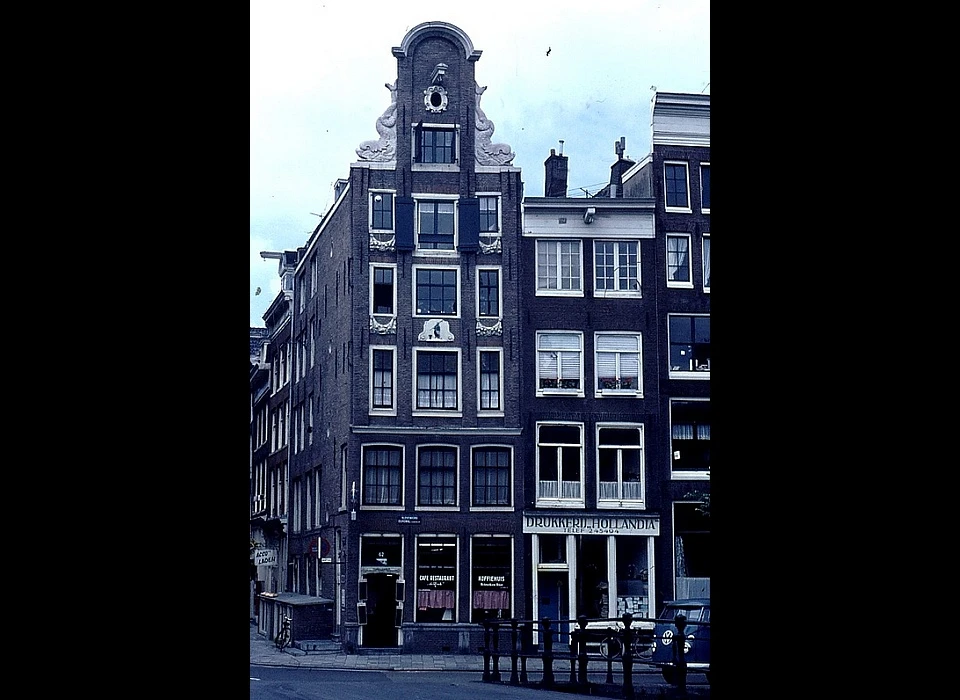 Kloveniersburgwal 62 huis De oude Visser halsgevel klauwstuk dolfijnen 1658 (1969)