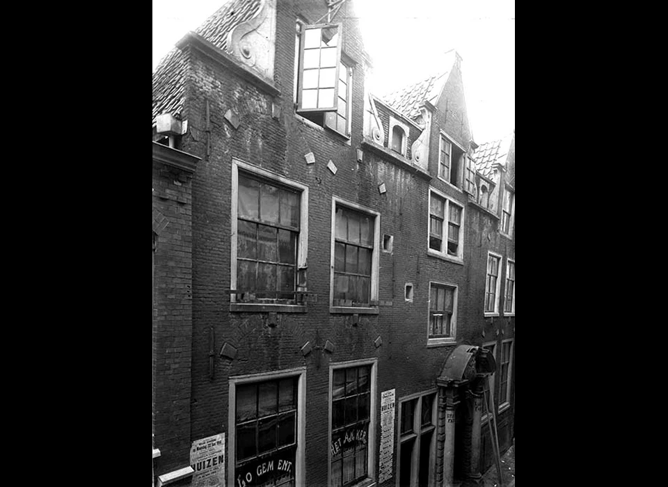 Koestraat 10-12 voorloper van de halsgevel 1611 (1914)