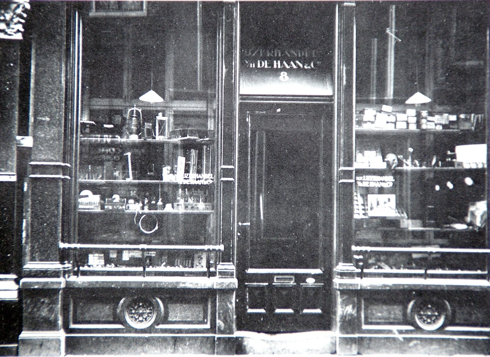 Halvemaansteeg 8 winkelpui ijzerhandel De Haan (1933)