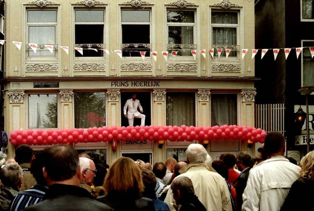 Zeedijk Hartjesdag Amsterdam open raam operaconcert