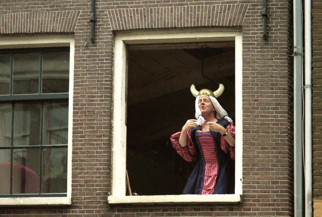 Zeedijk Hartjesdag Amsterdam open raam operaconcert