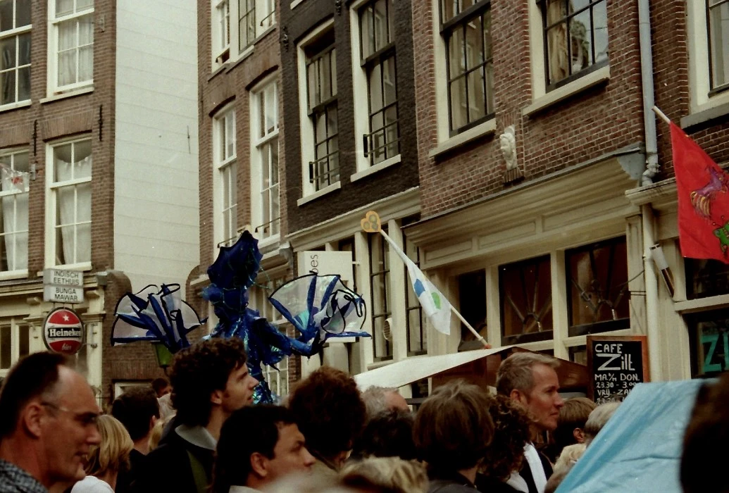 Zeedijk Hartjesdag Amsterdam steltloper