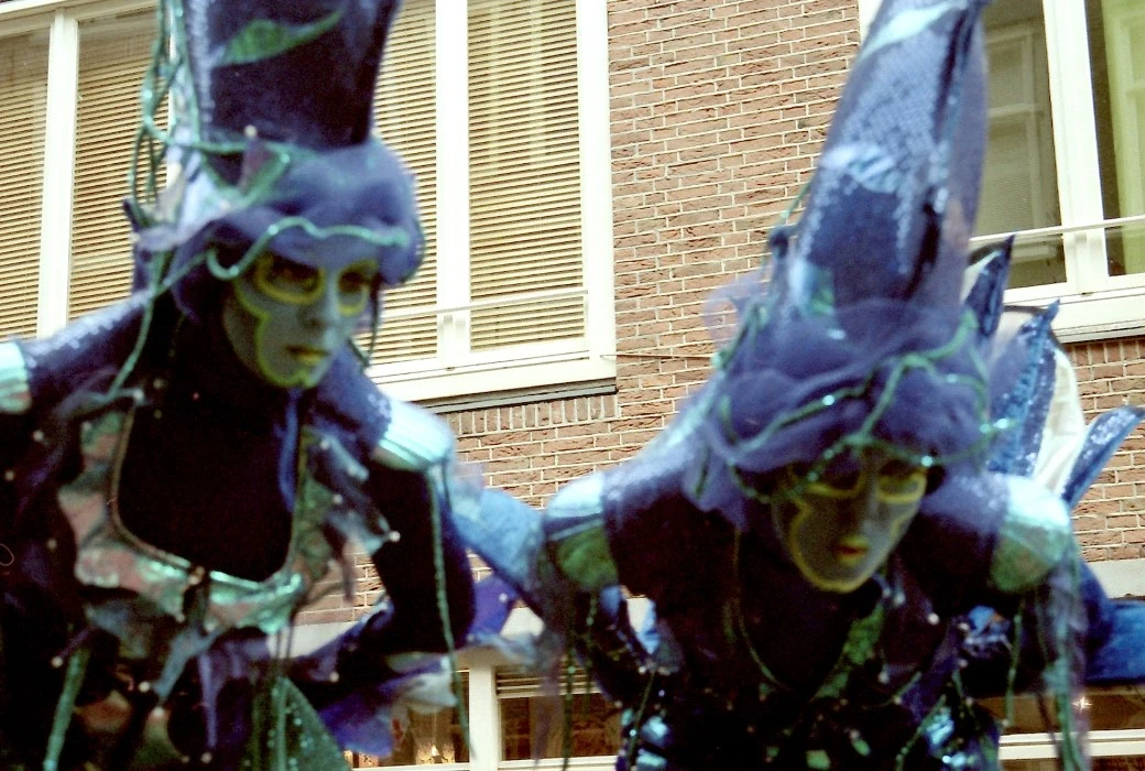 Zeedijk Hartjesdag Amsterdam steltloper