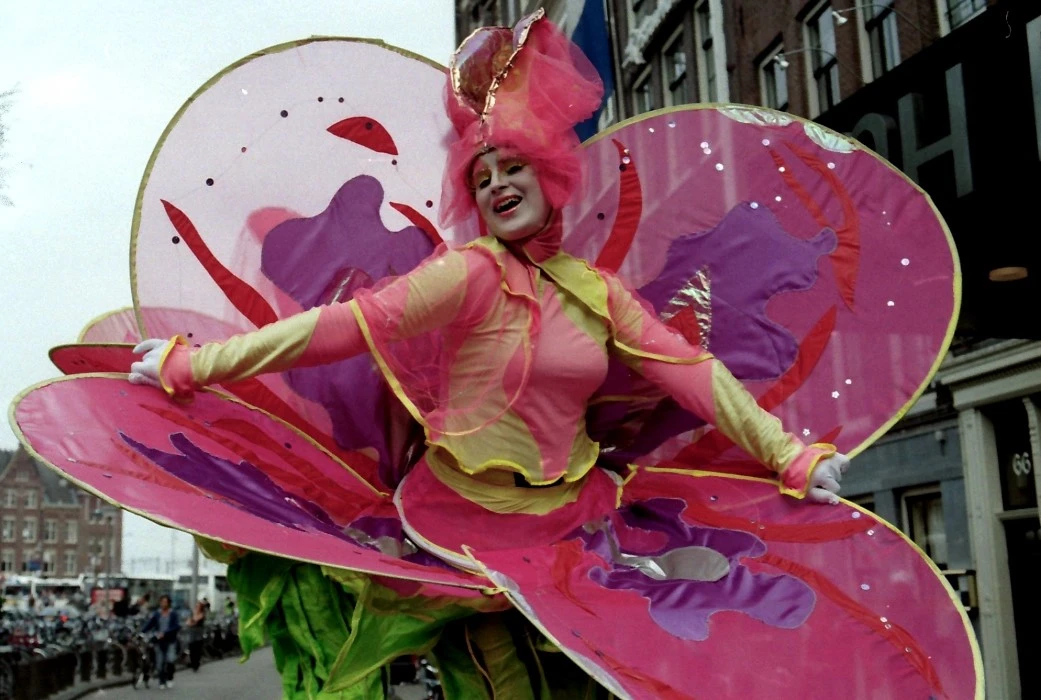 Zeedijk Hartjesdag Amsterdam steltloper