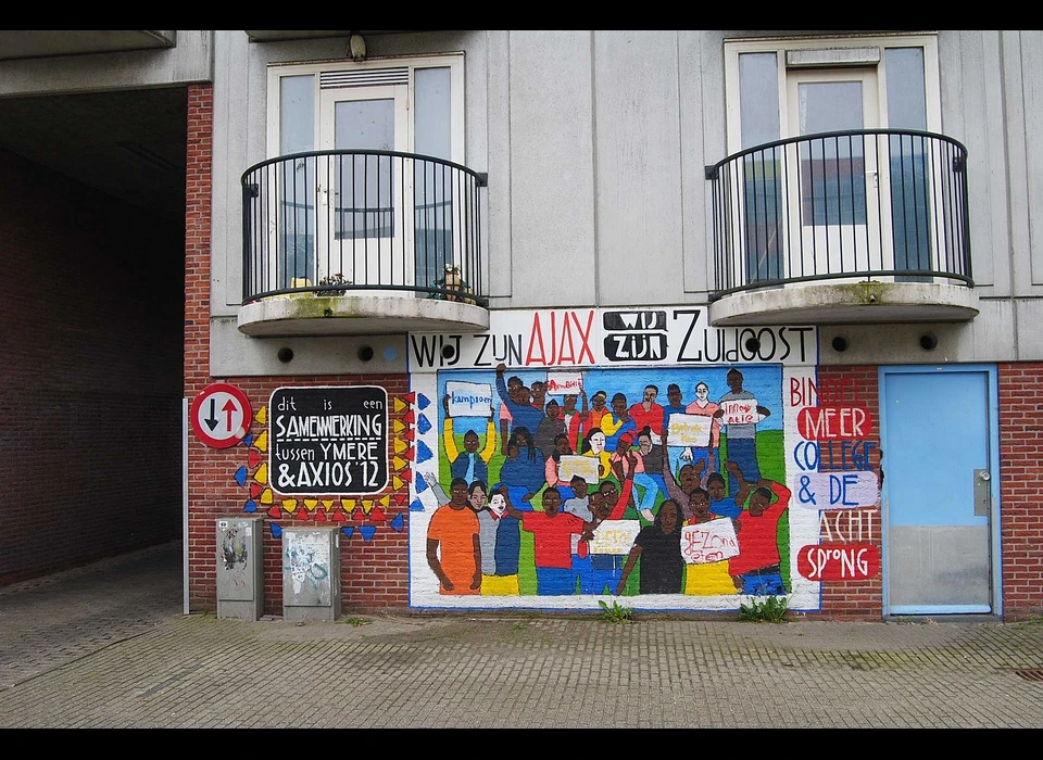 Heesterveld 130-133 muurschilderingen 'Wij zijn Ajax, wij zijn Zuidoost' langs Bullewijkpad (2016)