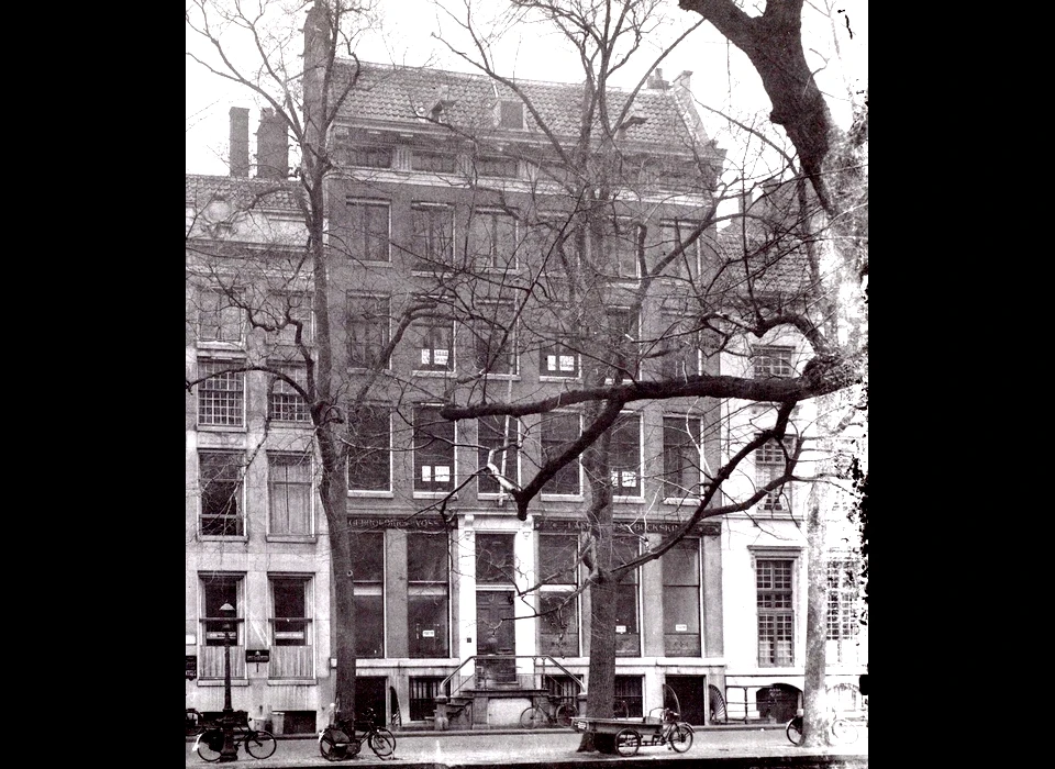 Herengracht 132 firma B.J.Voss heeft het pand verlaten en het staat nu te koop (1940)