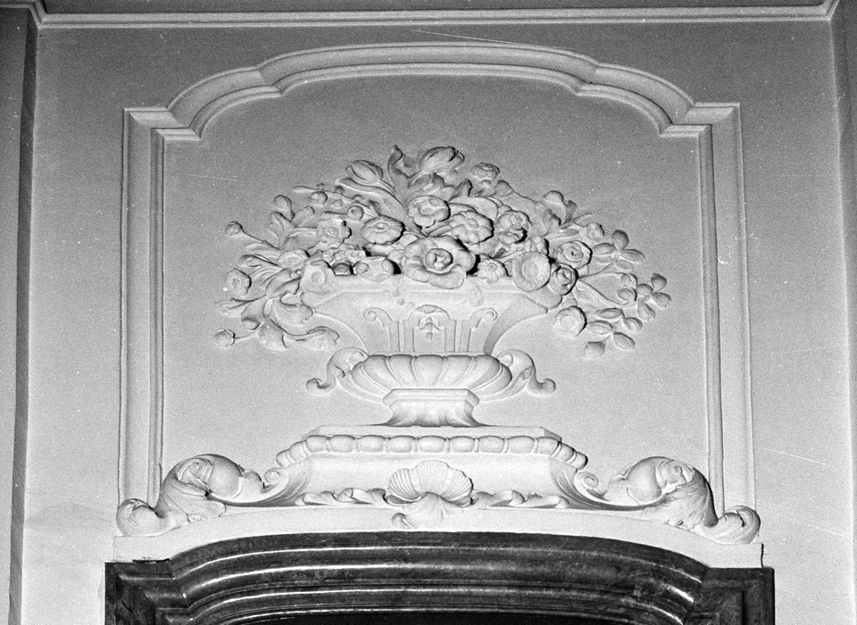 Herengracht 446 stucwerk boven deur (1976)