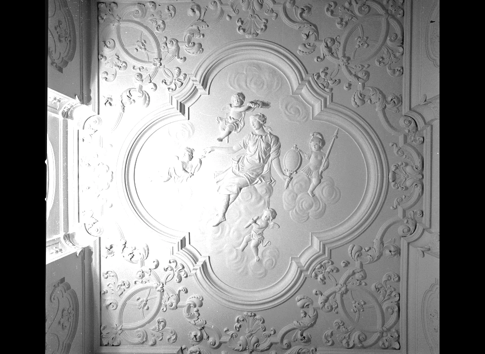 Herengracht 446 Apotheose of de kroning van Prudentia (de Voorzichtigheid) omringd door vier putti. Eén de putti draagt de attributen van Minerva en biedt een spiegel aan Prudentia aan. (1976)